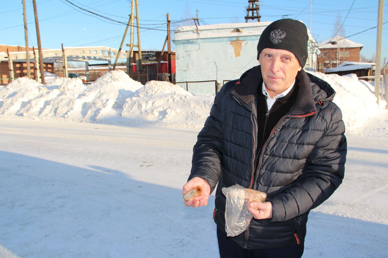 Батареи серовчан в домах поселка Энергетиков забивает грязью. Слесари их  снимают и промывают водой | Истории | СеровГлобус.ру