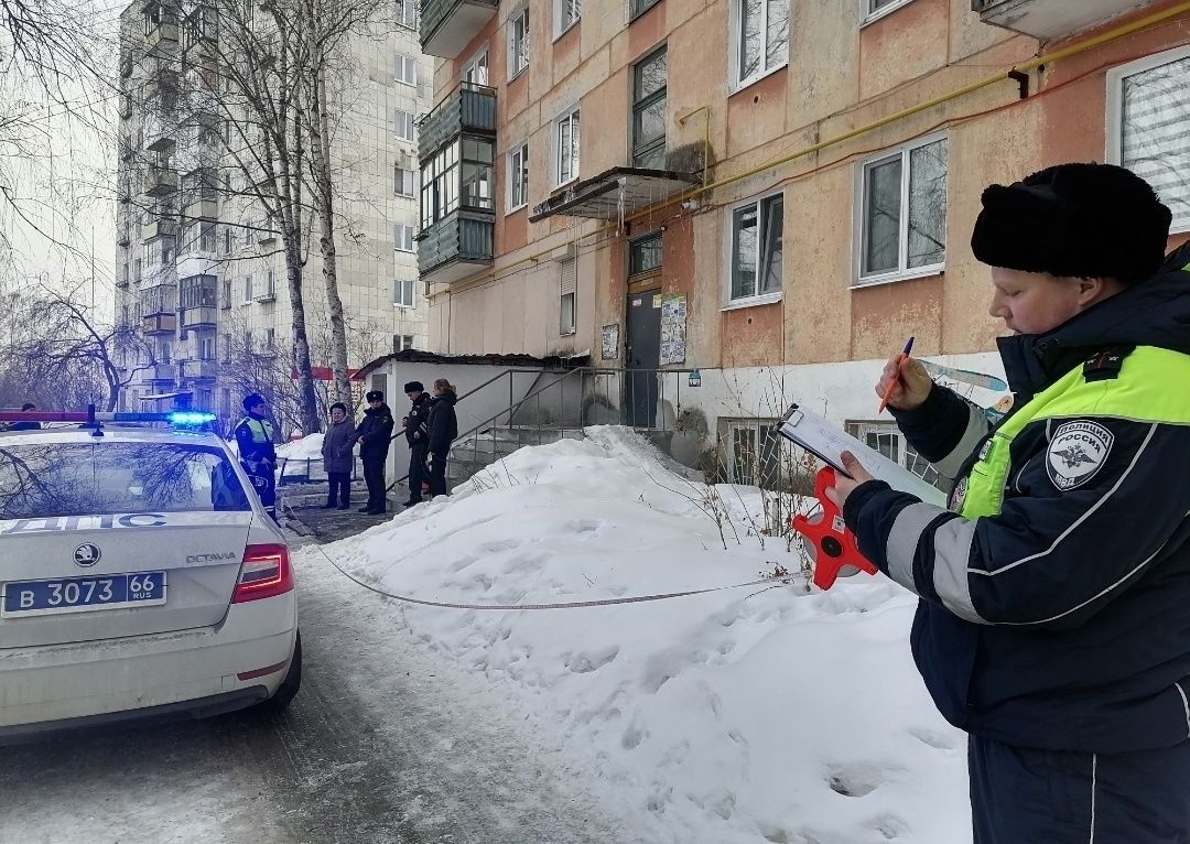 В одном из серовских дворов водитель наехал на ребенка, который выбежал из подъезда