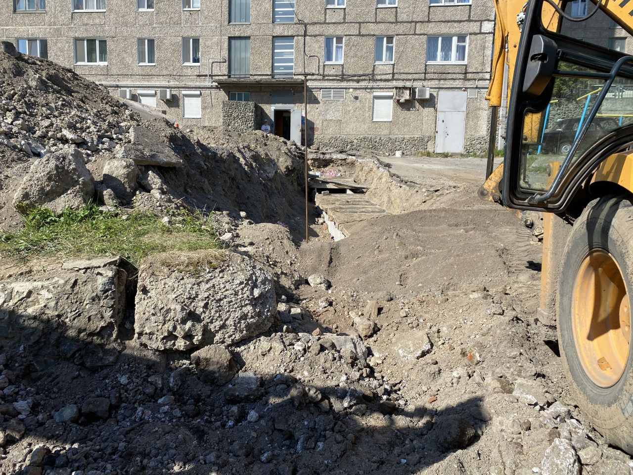 Заканчивается ремонт на теплотрассе во дворе дома по улице Заславского. Сегодня двор обещают открыть для проезда