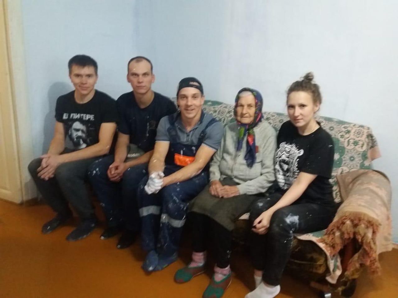 Волонтеры серовского отделения «Молодой Гвардии» помогли труженице тыла с ремонтом