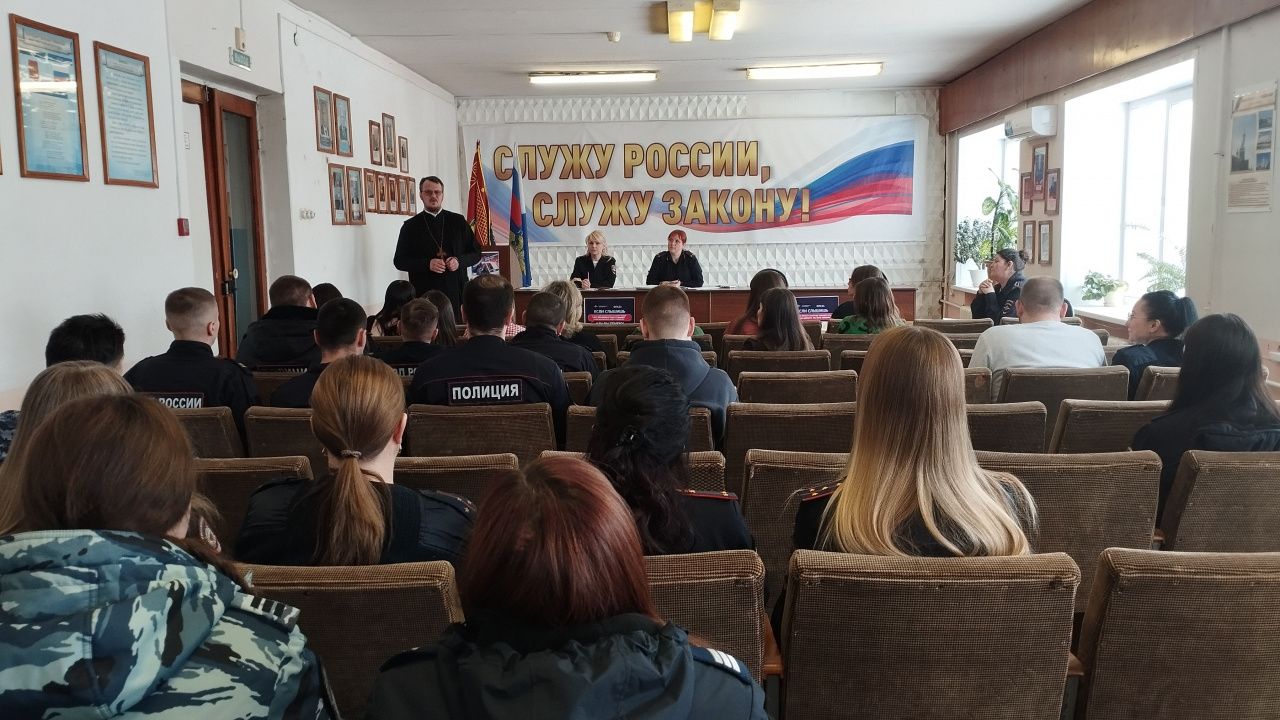 Священник провел духовную беседу в полиции Серова
