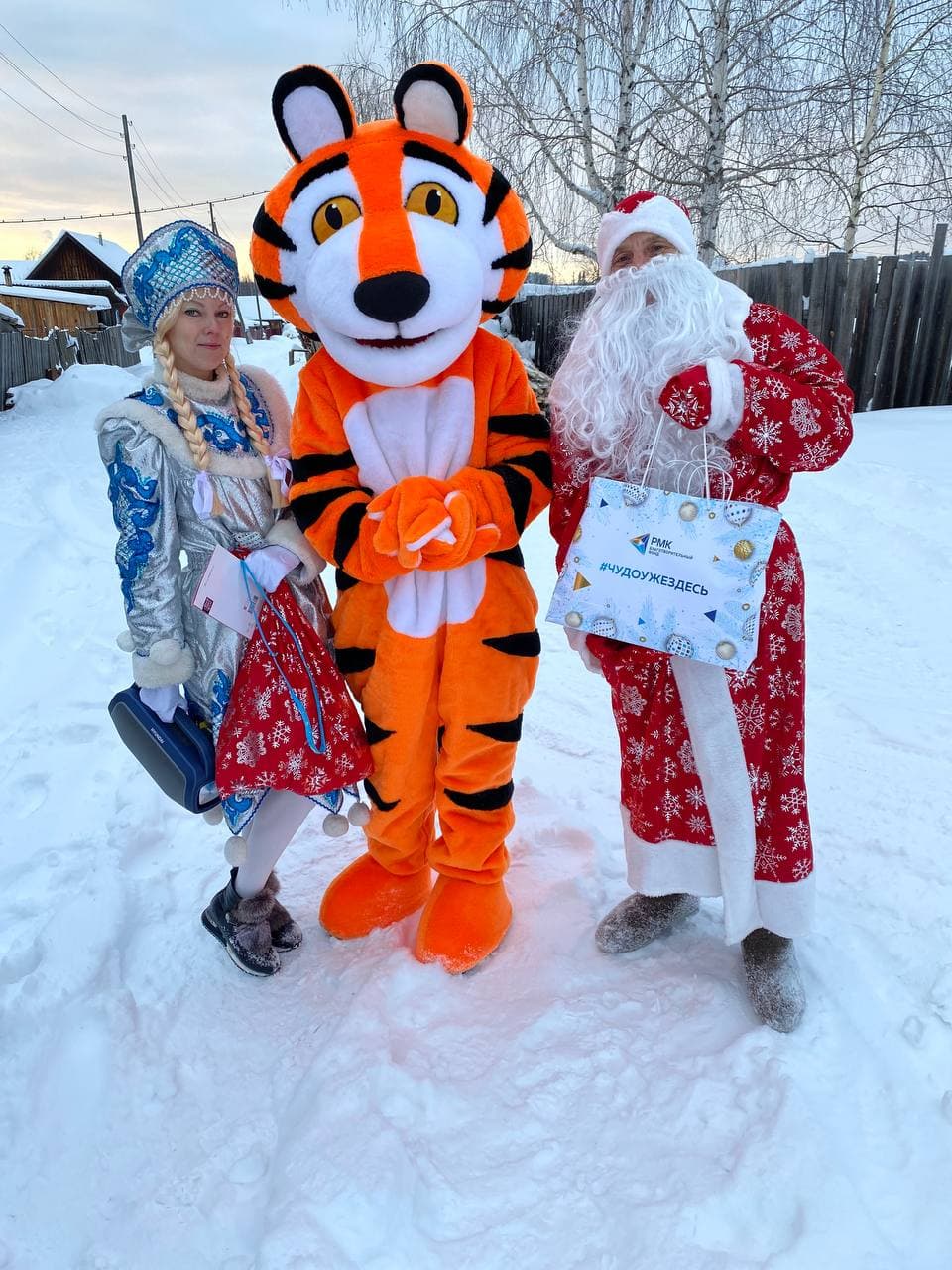 В Красноярку к детям, страдающим SMA, из Серова приехали Дед Мороз, Снегурочка и Тигр: "Чудо уже здесь"