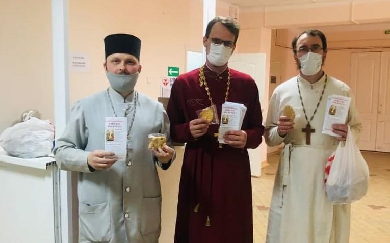 Священники подарили сувенирные пряники пациентам больницы Серова