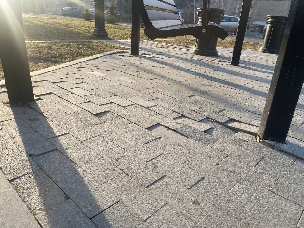 На “Сиреневом бульваре" крошится гранитный бордюр и местами “повело” плитку