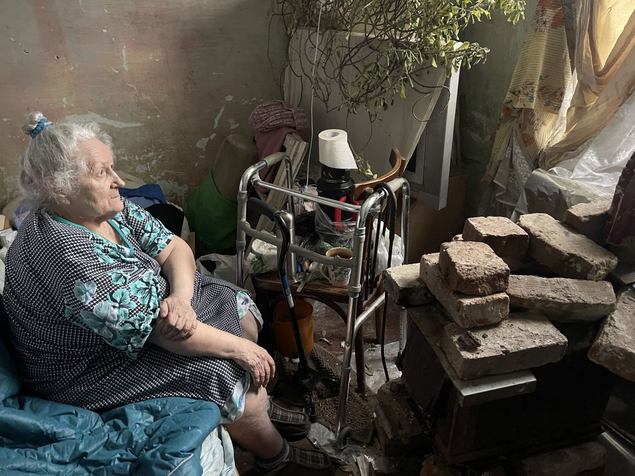 Серовчанка-инвалид живет с буржуйкой в аварийном доме без тепла и света