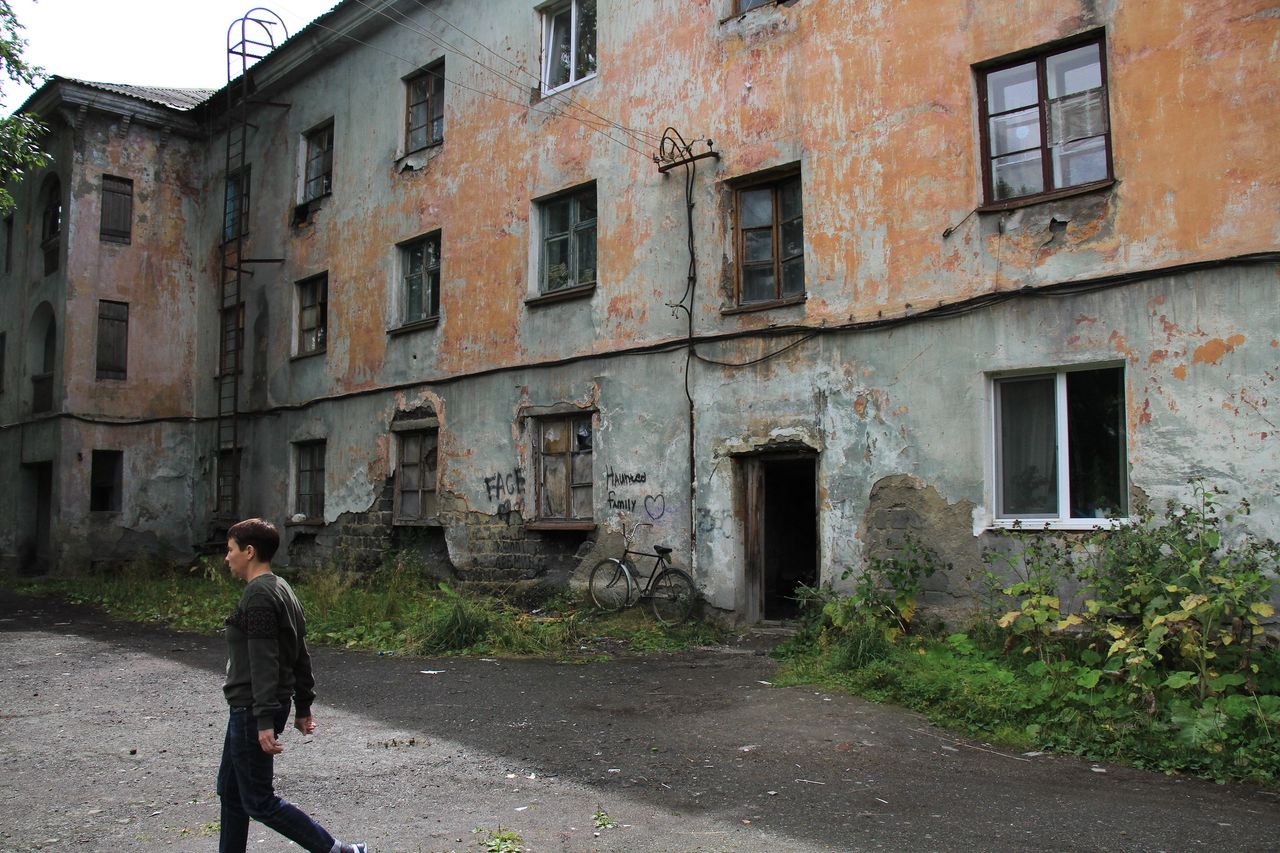 Погода в серове. Город Серов поселок ГРЭС. Екатеринбург Шефская аварийный дом. Серов ГРЭС поселок фото. Аварийный дом в Серове.