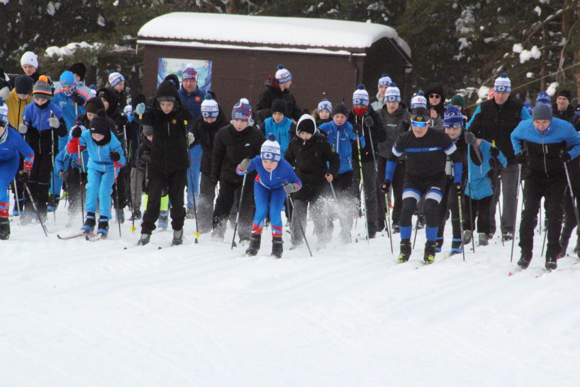 На лыжах, санках и руках родителей. Серовчане пробежали "Лыжню России"