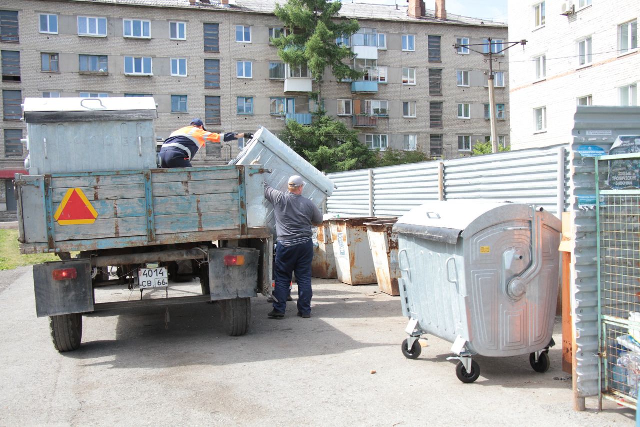 На контейнерных площадках Серова меняют мусорные баки