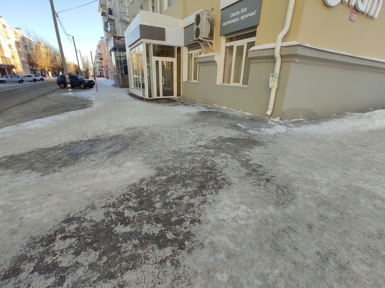 В центре Серова тротуары покрылись льдом от воды из водосточных труб