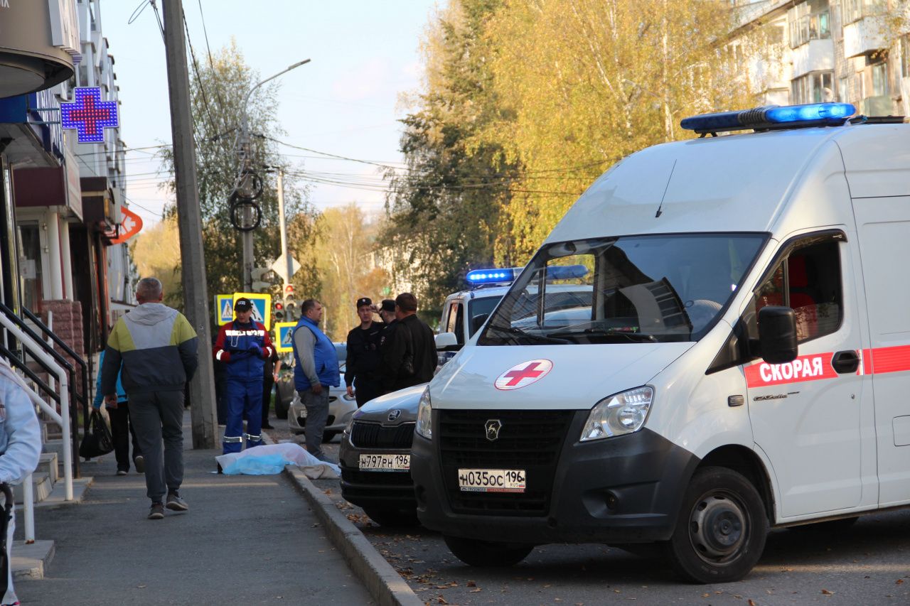 В центре Серова обнаружено тело женщины. Она могла выпасть из окна