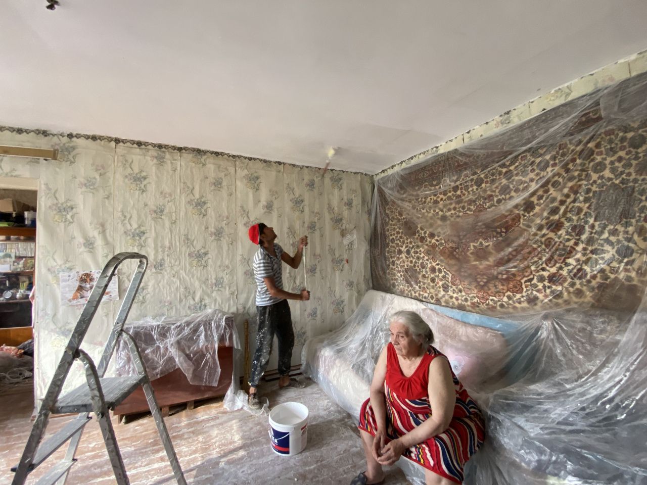 В квартире серовской пенсионерки, на которую упал потолок, сделали ремонт. "Теперь можно и спать спокойно"