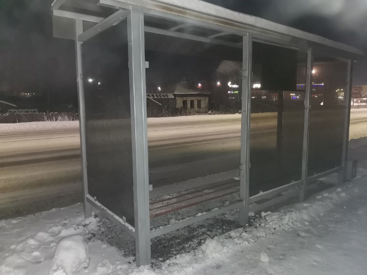 Власти Серова обратились в полицию из-за разбитой стеклянной стены автобусной остановки