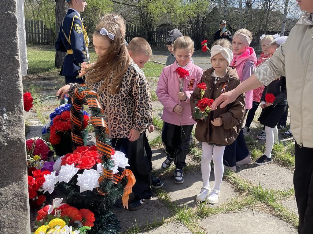 Юные серовчане возложили цветы к мемориалам