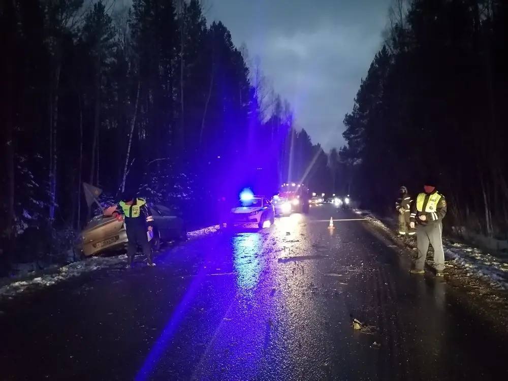 В ДТП на трассе под Серовом погибли женщина и ребенок