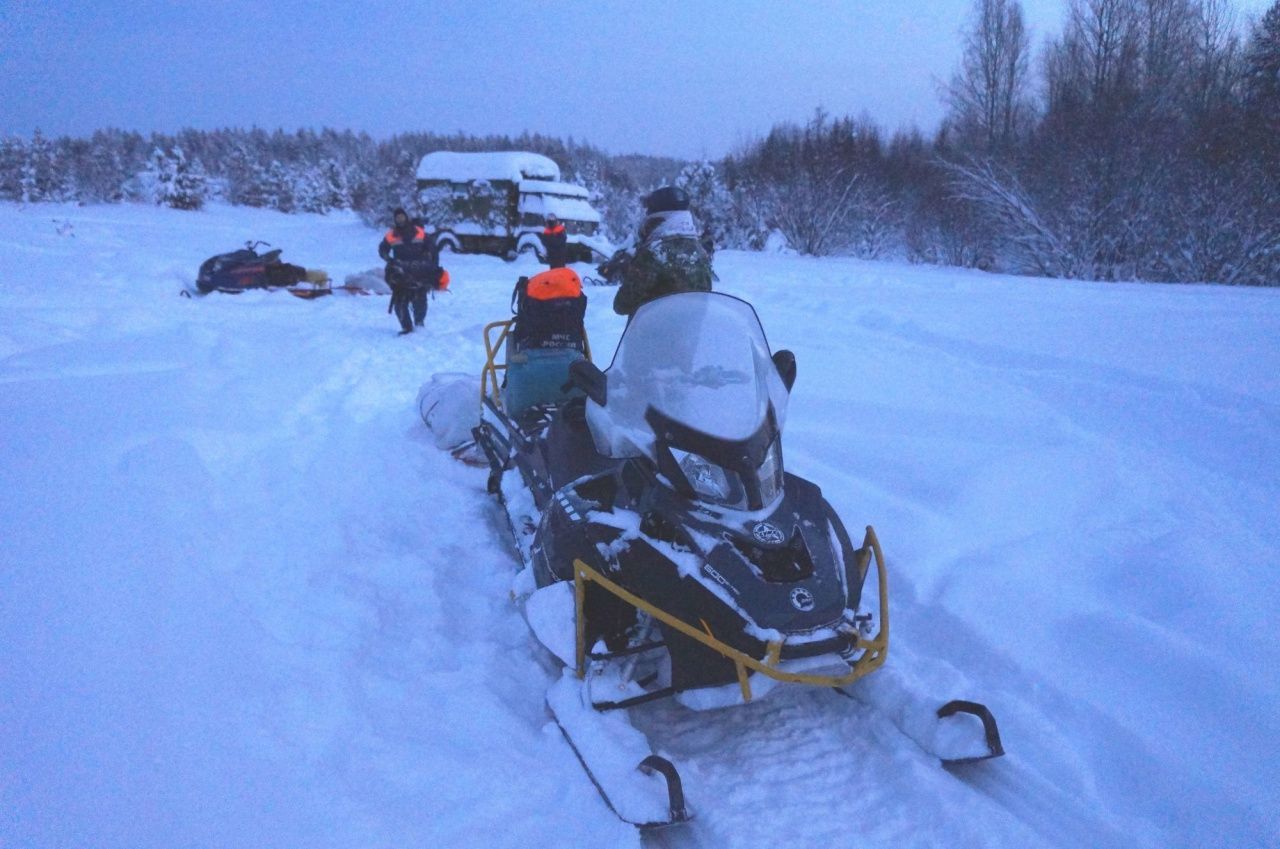 На севере области идет поисковая операция. Под лед озера провалились двое мужчин на снегоходе