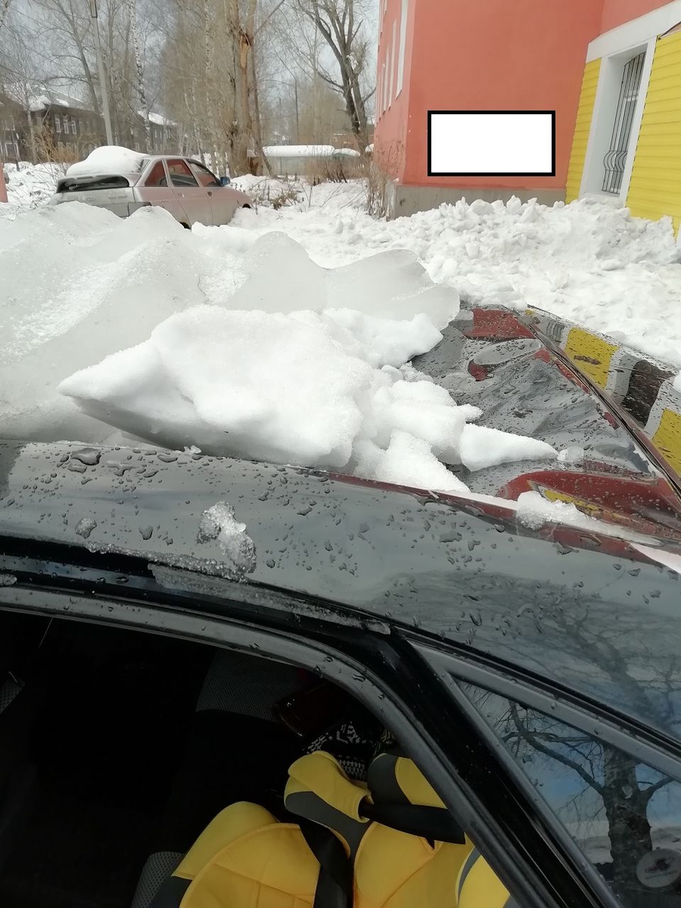 Серовчанка хочет судиться с управляющей компанией из-за схода снега на машину