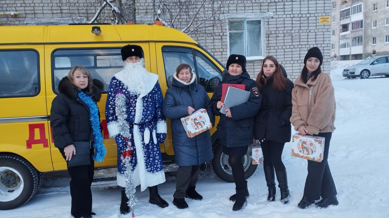 В Серове прошел «Рождественский» рейд. Дед Мороз в погонах пришел в 68 семей