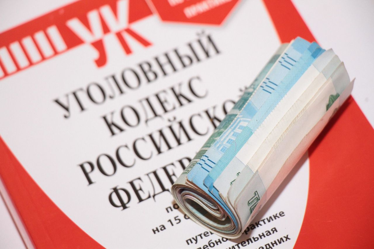 Уроженец Пермского края пойдет под суд за мошенничество в Серове. Покупая сигареты, он "заболтал" кассира, забрал пачку, сдачу с 5 тысяч и саму 5-тысячную купюру