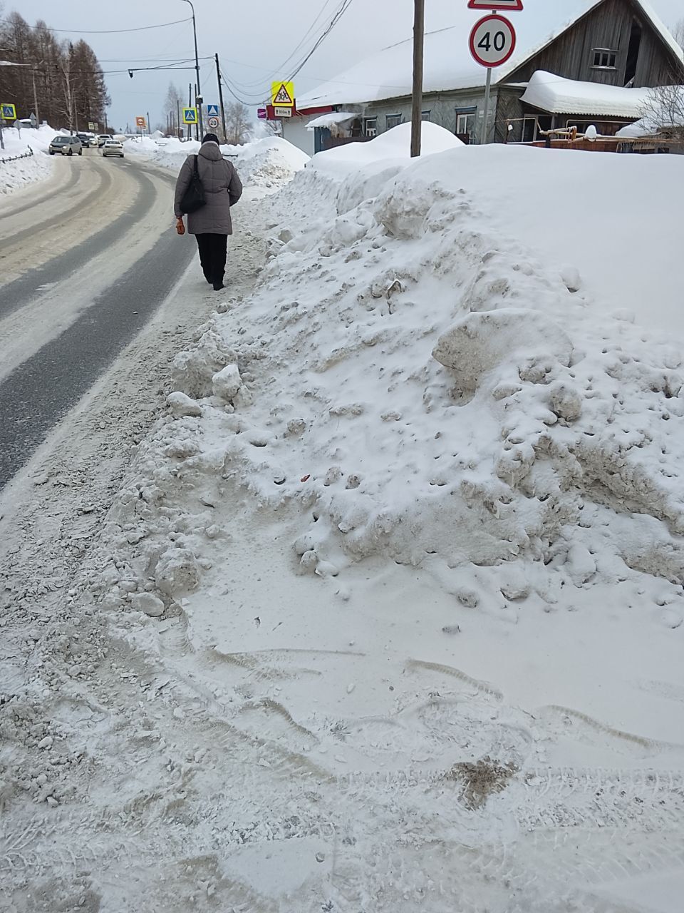 Серовчане жалуются на нечищенный тротуар по улице Орджоникидзе