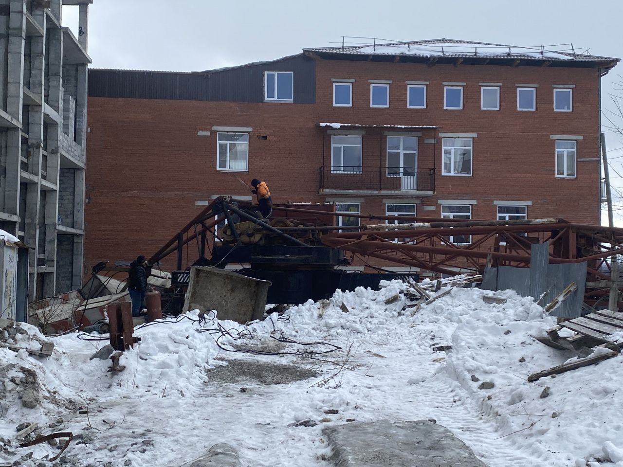 В Серове демонтировали кран за долгостроем по улице Заславского