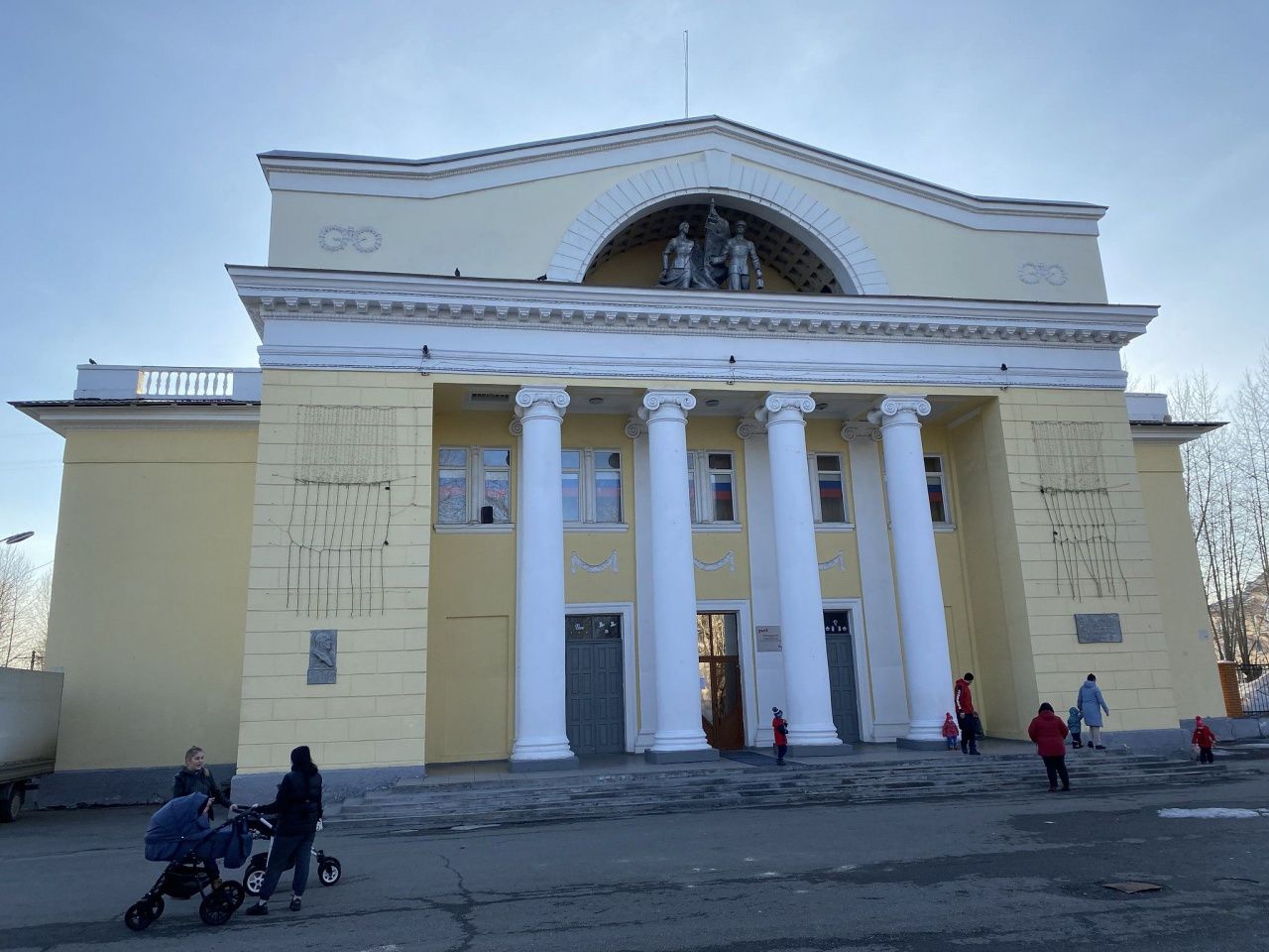 После вмешательства транспортной прокуратуры на площади у ДКЖ в Серове сделали уличное освещение