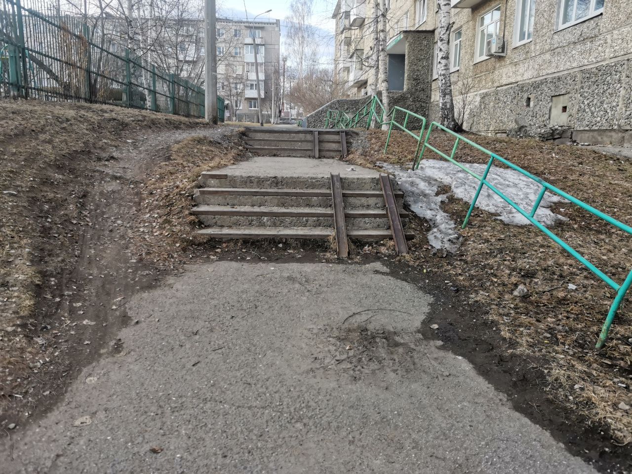 Возле городской стоматологии отремонтируют лестницу на тротуаре и построят пандус