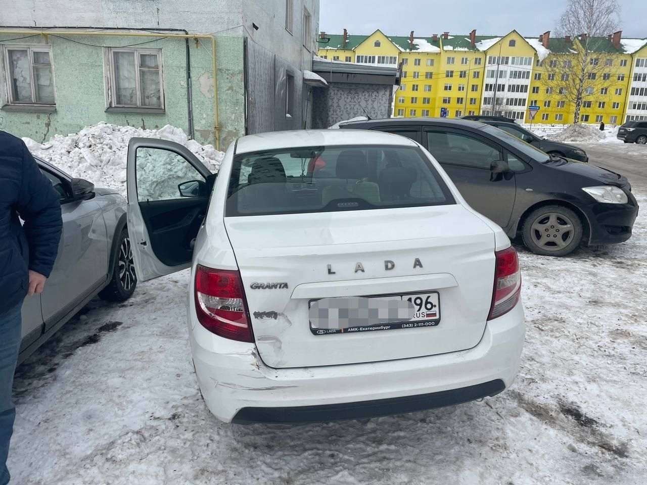 ГАИ Серова ищет водителя, который наехал на машину во дворе и скрылся с места ДТП