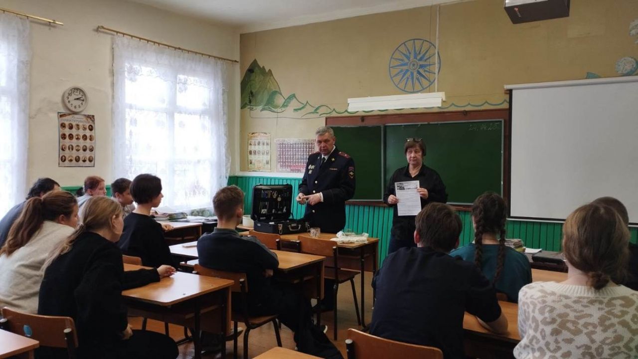 Полиция посетила школу Андриановичей. Поговорили о мошенниках и профессии эксперта-криминалиста