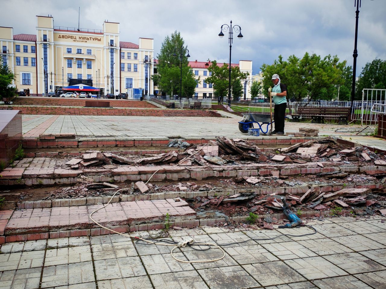 В Серове ремонтируют лестницу на площади ДКМ
