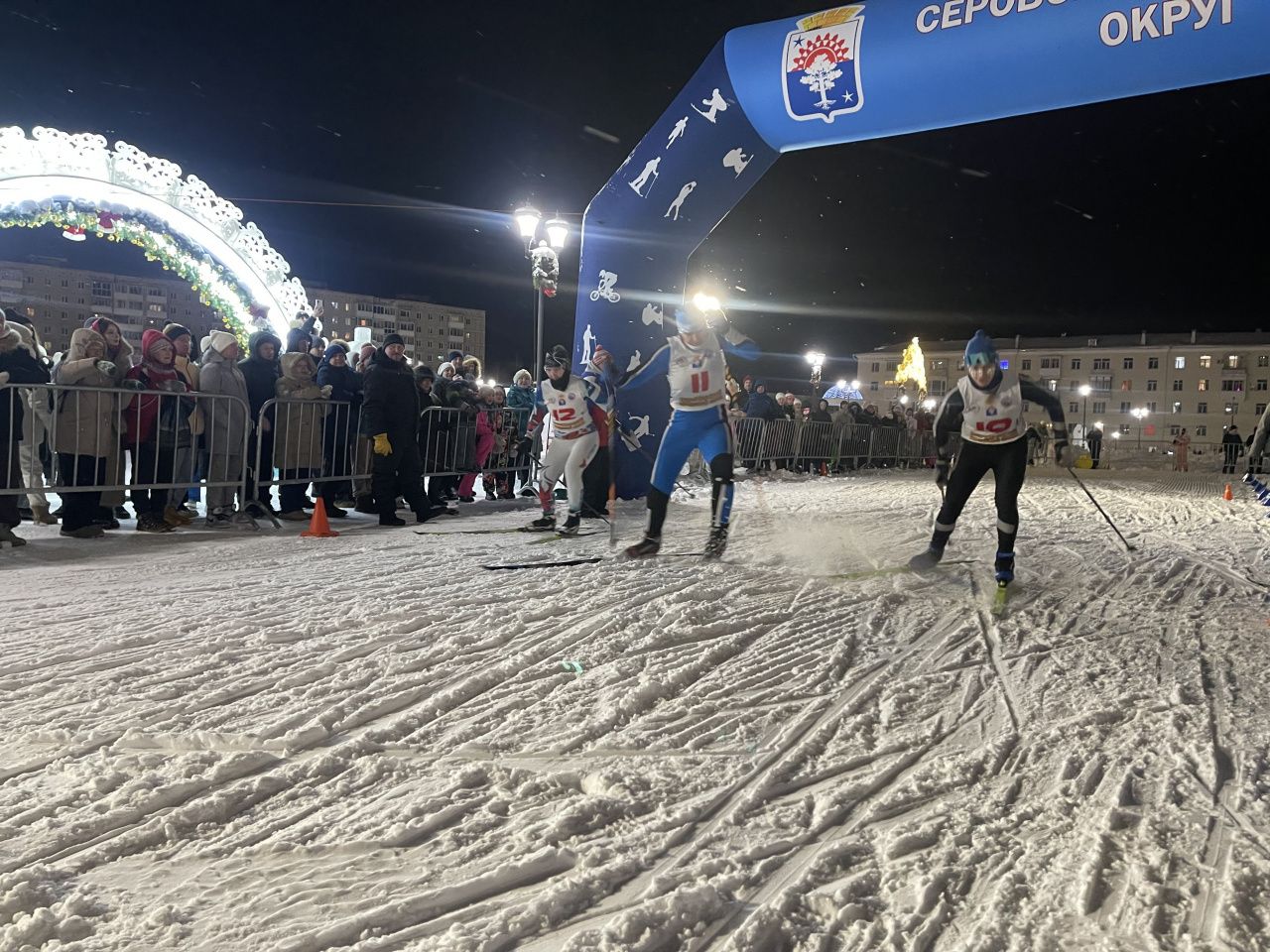 Священник, спортсмены и представители мэрии в национальных костюмах пробежали на лыжах вокруг храма