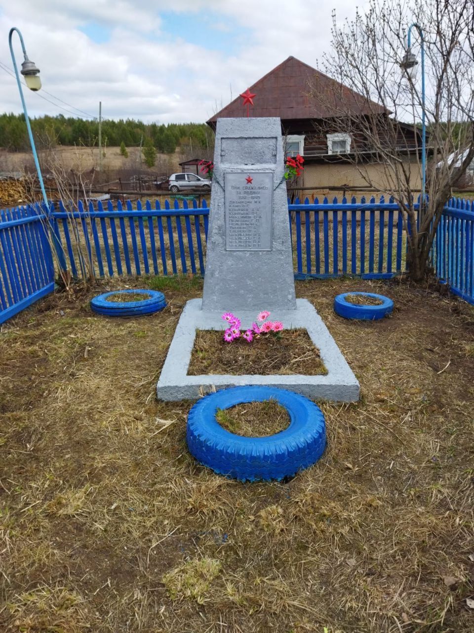 Серовские школьники облагородили памятник, случайно найденный в деревне Еловка