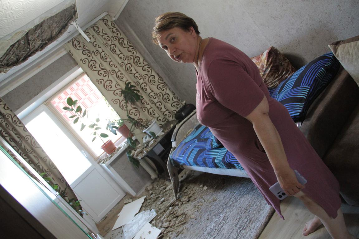 “Такой грохот был…” Серовчане не дождались ремонта кровли – в квартире рухнул потолок