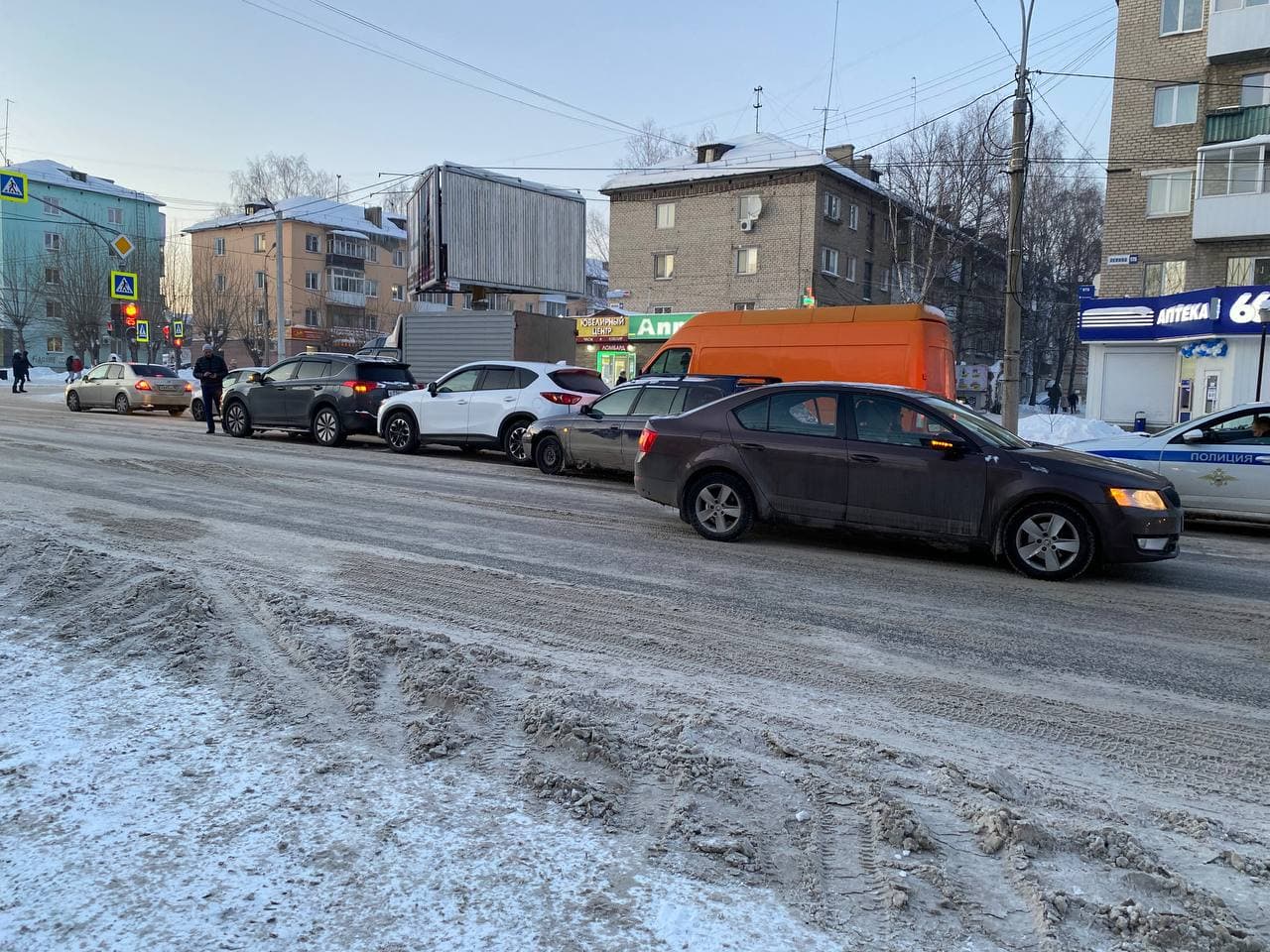 В Серове произошло массовое ДТП. На улице Ленина столкнулись 4 машины |  Происшествия | СеровГлобус.ру