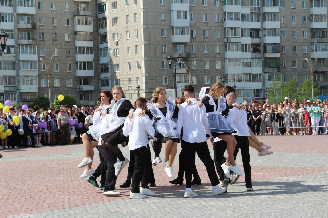 «Время оглянуться и задуматься о будущем». В Серове прозвенели последние звонки