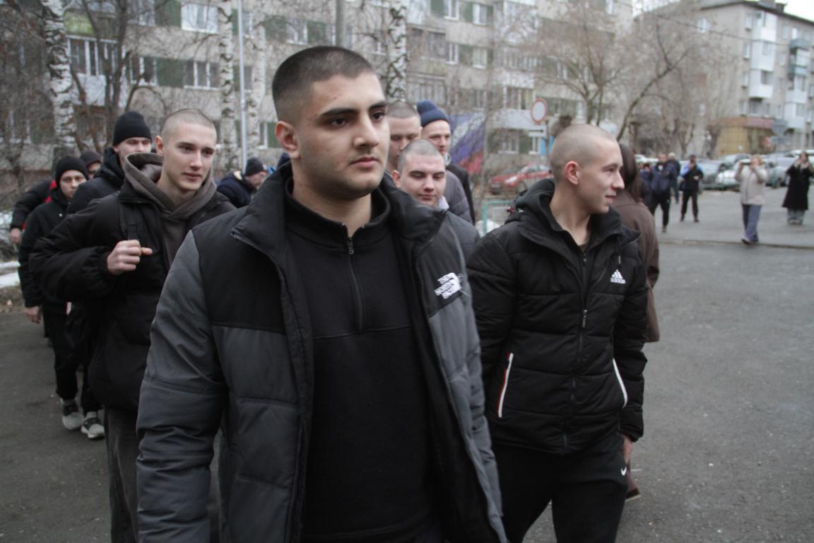 На службу в армию из Серова проводили 22 призывника