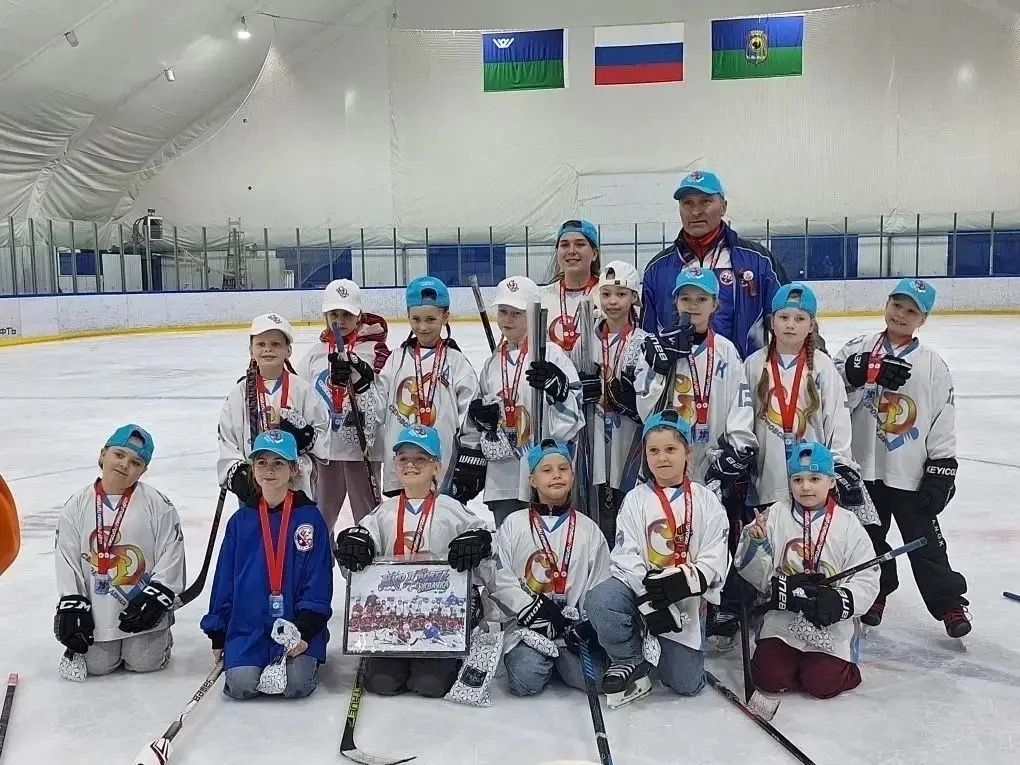 “Серовские девчата” обошли мальчиков и выиграли турнир по хоккею в Нягани