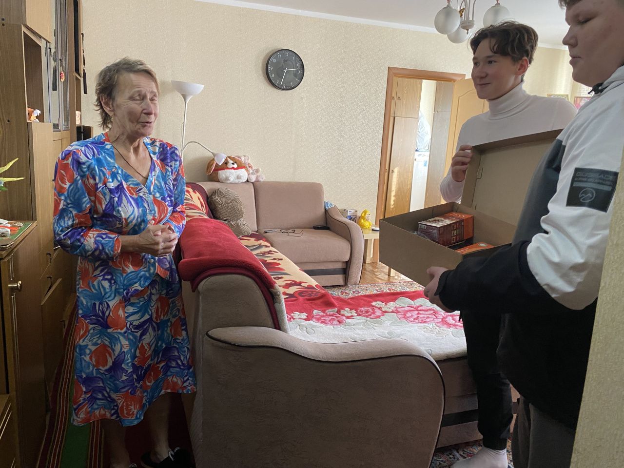 Волонтеры вручают подарки одиноким пожилым серовчанам