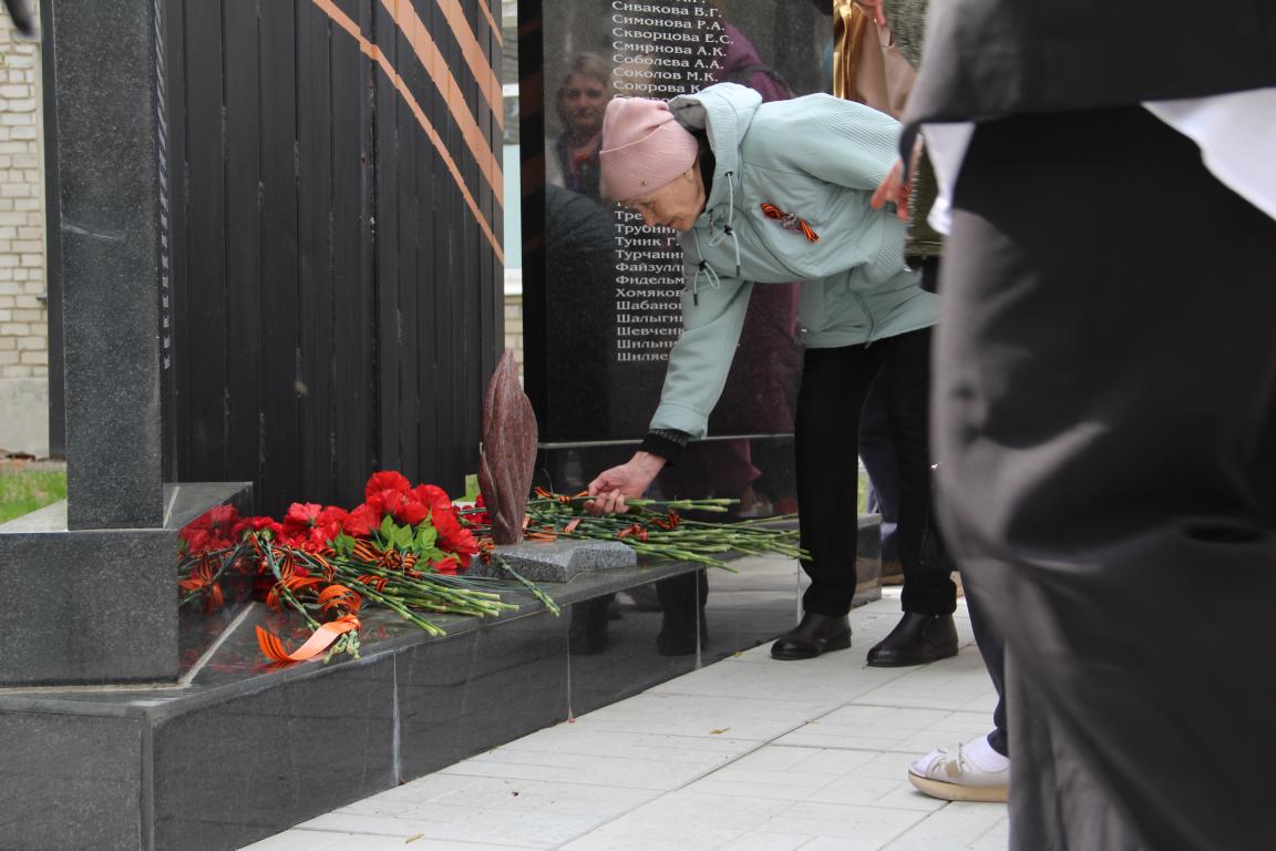 Серовчане возложили цветы к мемориалу в честь медиков-фронтовиков