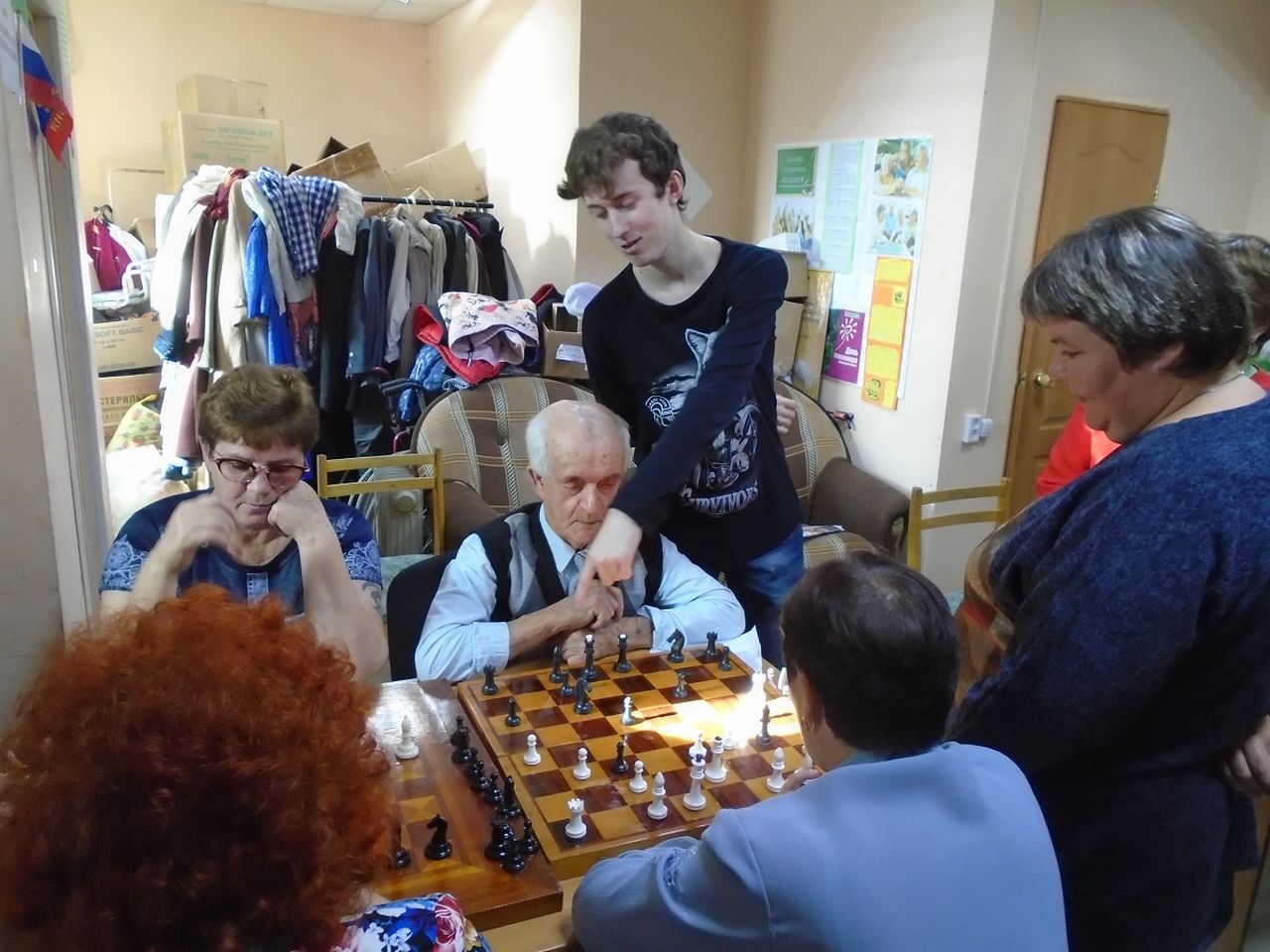 Представители старшего поколения сосьвинцев учатся играть в шахматы