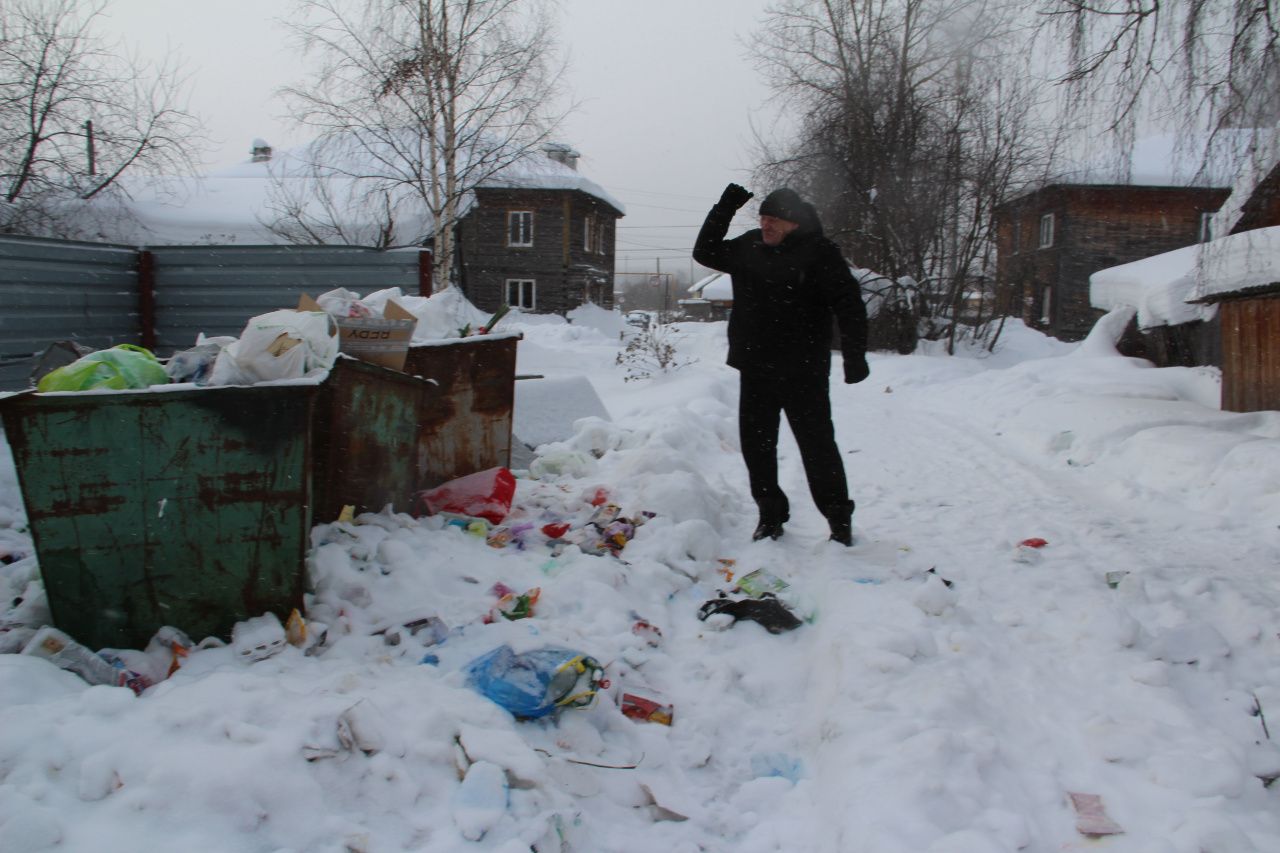 "Устроили помойку..." Серовчане жалуются на мусор и просят убрать контейнерную площадку от их дома