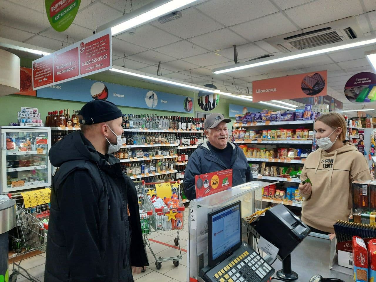 Возьмите колбасы и все, что нужно”. В Серове волонтеры оплатили продукты  пенсионерам и молодым мамочкам | Истории | СеровГлобус.ру