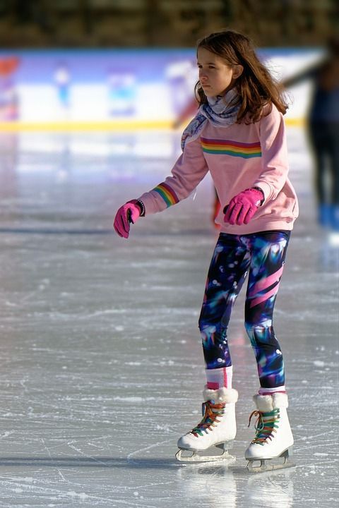 По воскресеньям серовчане могут покататься на коньках на крытой арене ДЮСШ