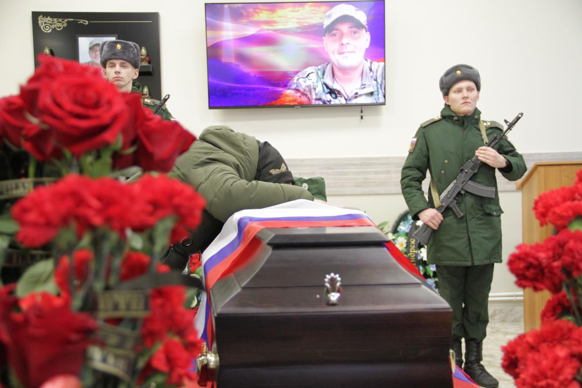 «Связи долго не будет, идем дальше». Серовчане простились с Андреем Малявиным, погибшим на СВО контрактником