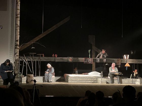 “Куда-то в вечность бросились”. Театральные критики оценили спектакль Серовской драмы “Одни” 