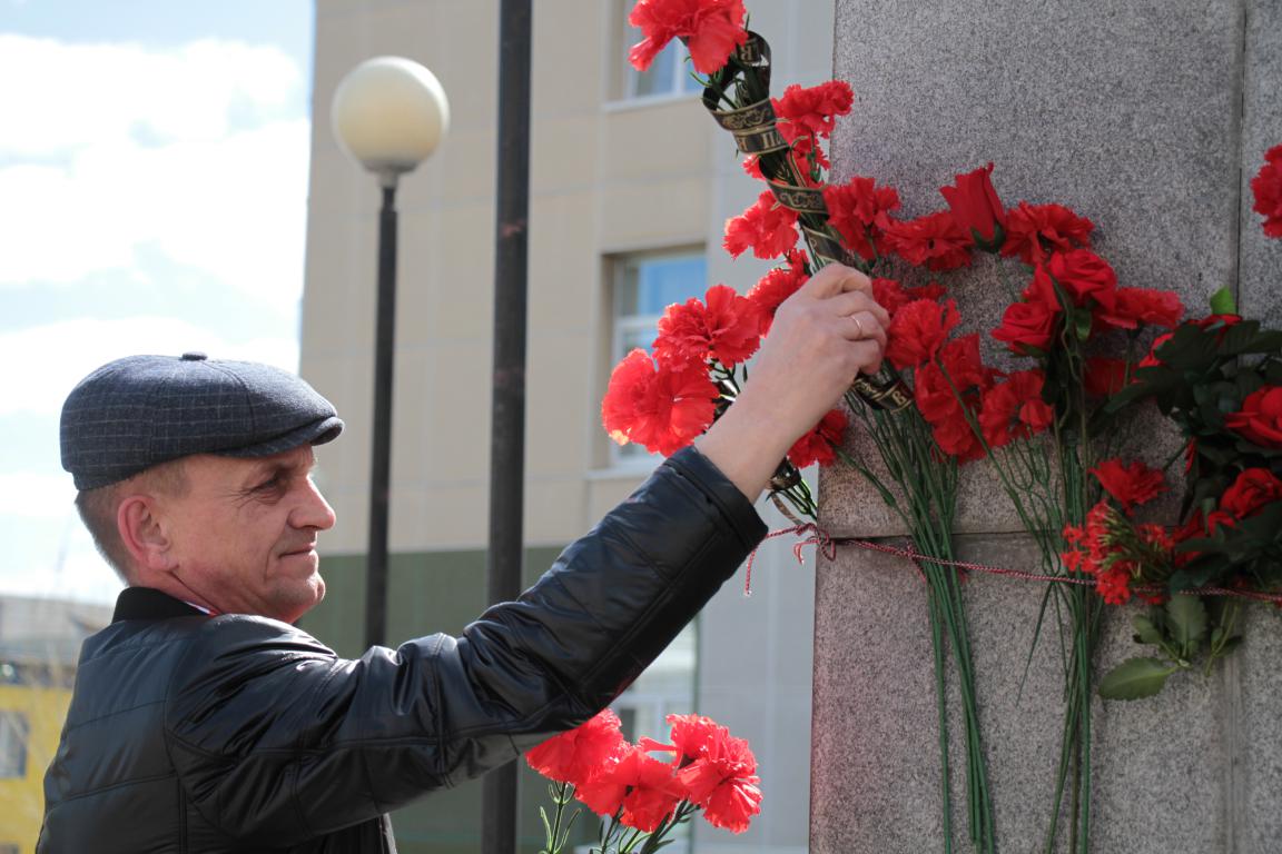 День рождения ленина 22 апреля 2022. Возложение цветов Ленину 22 апреля 2022 года пионеры. Возложение цветов к памятнику 9 мая. Возложение цветов к памятнику рисунок. Возложение цветов Ленина 2022 на красной площади.