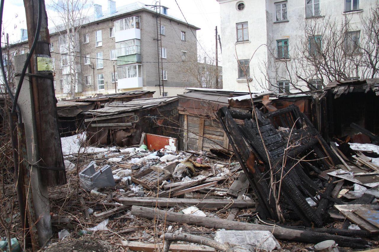 Незаконные постройки и свалку мусора в большом дворе на Сортировке должны  убрать в июне | Новости | СеровГлобус.ру