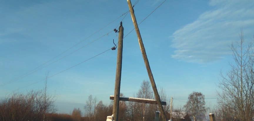 Жители серовского поселка Урай переживают из-за состояния опор линий электропередач. Столбы могут рухнуть