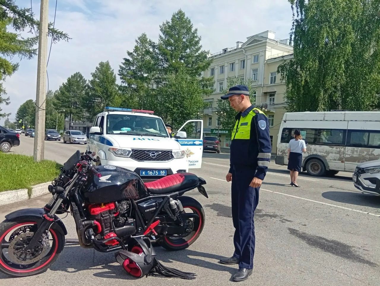 Пьяный бесправник на мотоцикле устроил ДТП в центре Серова и попал в больницу