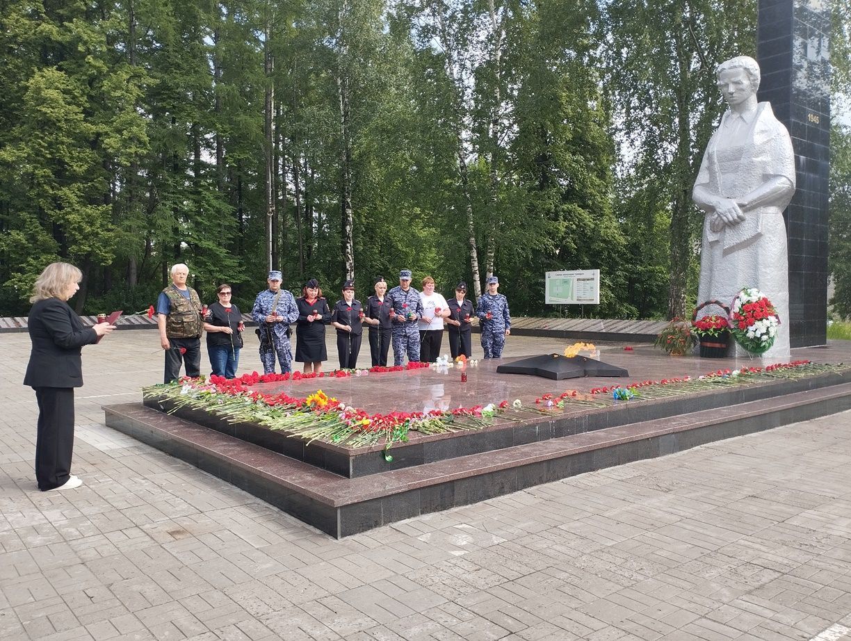 Полиция Серова в День памяти и скорби зажгла свечи на «Вечном огне»