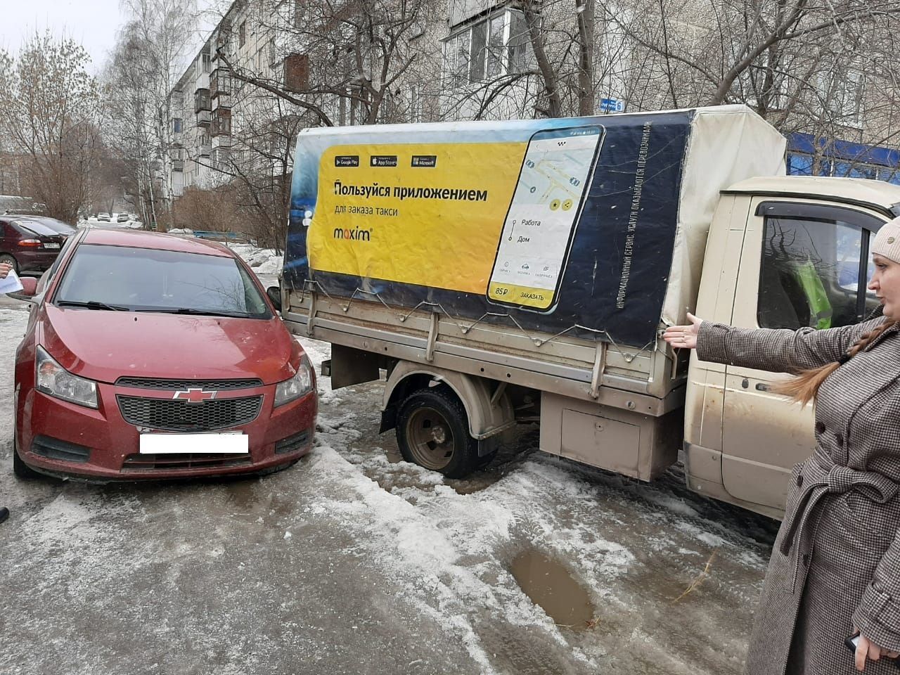 Автомобиль серовчанки застрял в снежной 